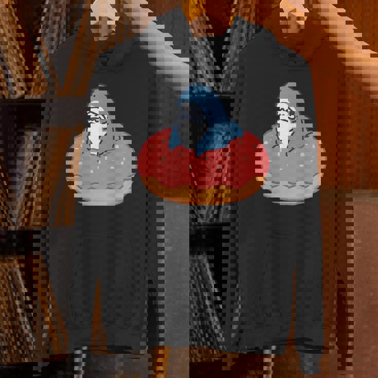 ドーナツに喰われるサメ さめ かわいい ゆるい イラスト シュール おもしろ 鮫 シャーク パーカー