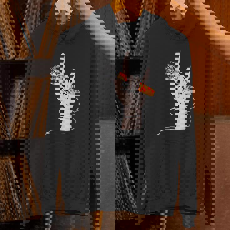 ボーカルマイクを持つロックシンガーの手 パーカー