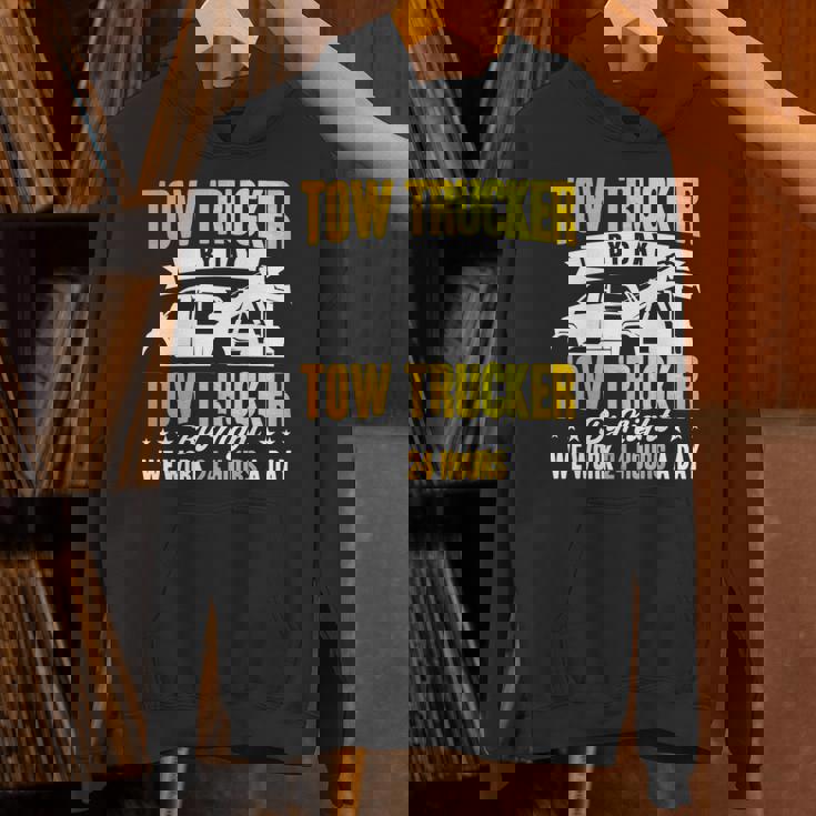 レッカートライバー レッカーは1日24時間作業します。 長袖tシャツ パーカー