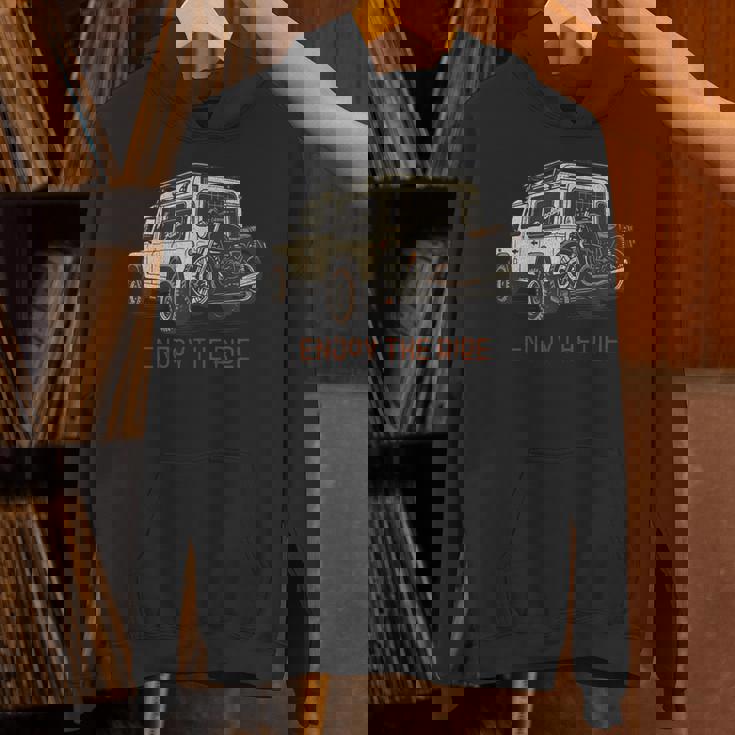 ヴィンテージ オフロード アドベンチャー ロードトリップ バイク イラストレーション パーカー