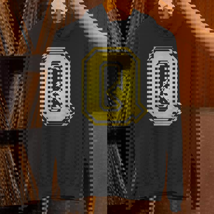 大文字 Q プリントされた明るいスタイルのデザイン。 パーカー