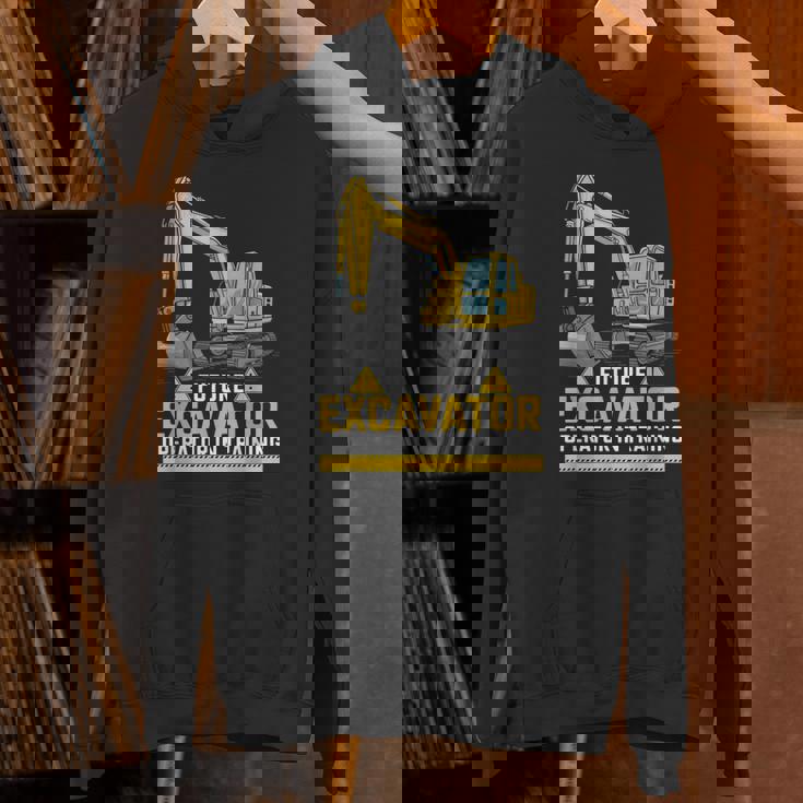 将来の掘削機オペレーターが重機ファンのトレーニングに参加。 パーカー