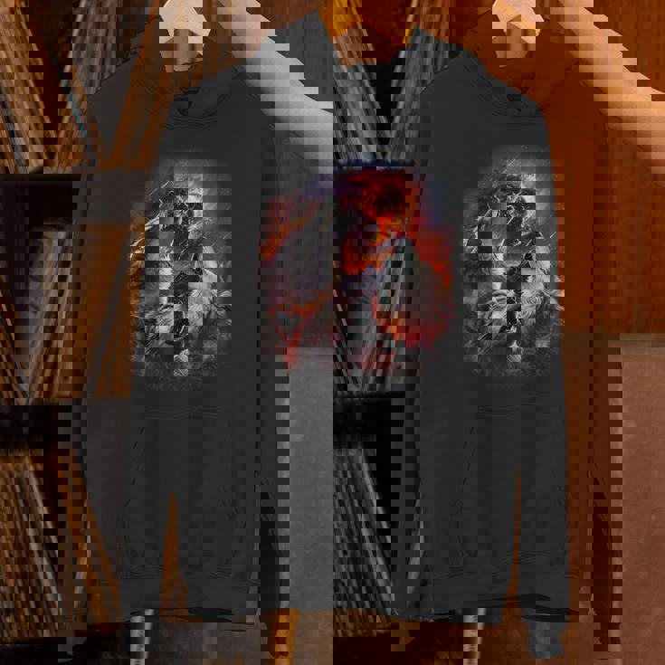 小惑星衝突月の下で燃える森で吠えるオオカミ パーカー