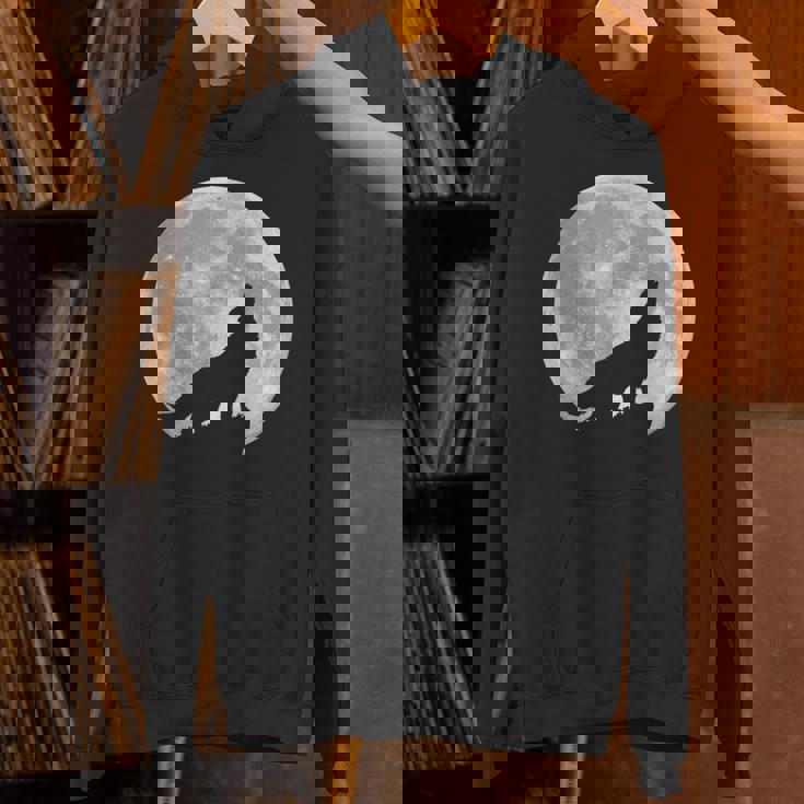 月に吠えるオオカミのシルエット。 パーカー