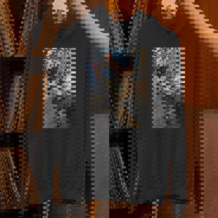 猫が魚市場を盗む冒険ファニーアートミーム パーカー