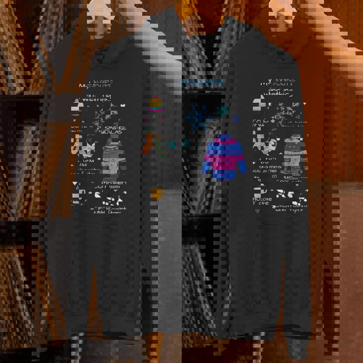 私のお気に入りの冬のものは、居心地の良い帽子、雪の結晶、ホットコーヒーです。 長袖tシャツ パーカー