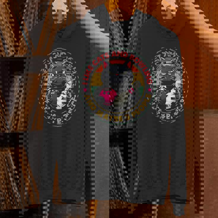 私は猫とボーリングが好きで、多分3人で面白い猫愛好家です パーカー