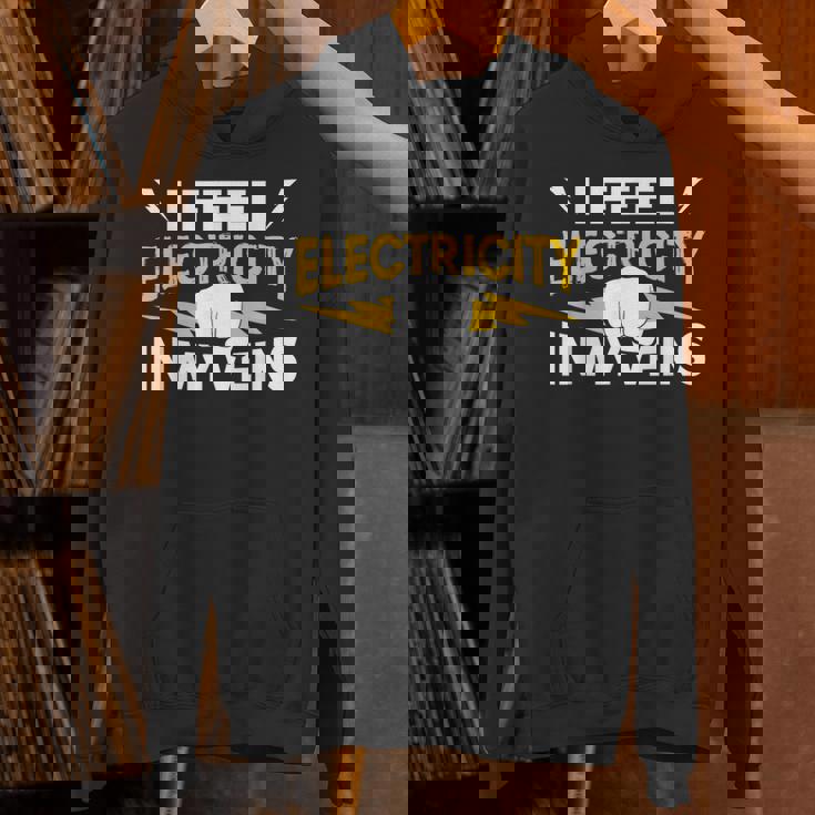 血管に電気を感じる 電気工事士 パーカー