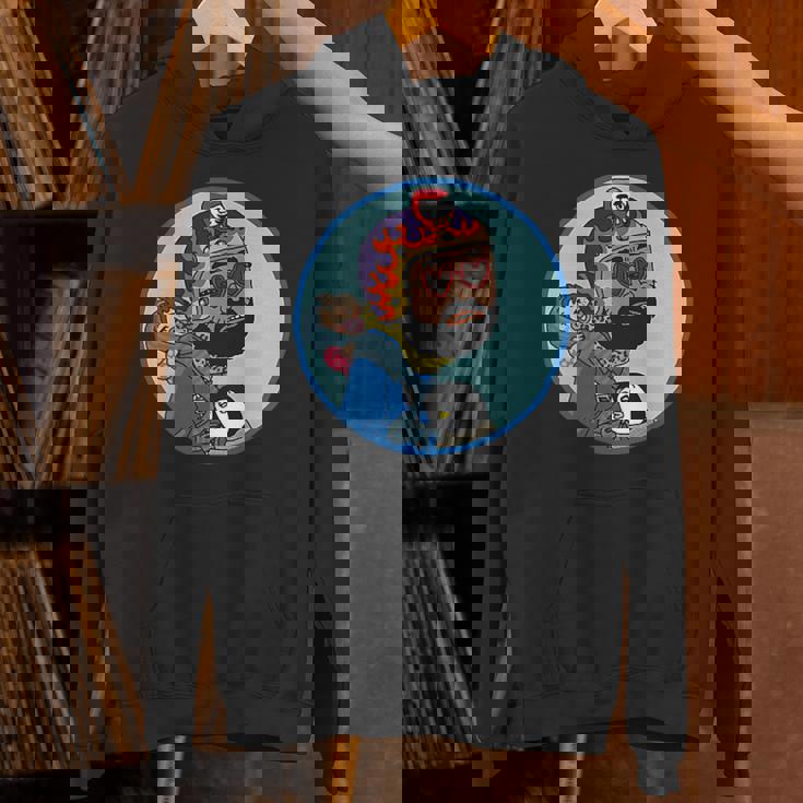 赤ちゃんをおんぶしたファンキー男 ハート型のサングラス ミニダルマ ヒゲ ファイヤーパターンのヘルメット パーカー