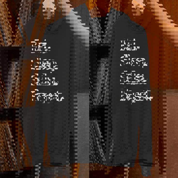 食べる。寝る。サルサ。繰り返す。 パーカー