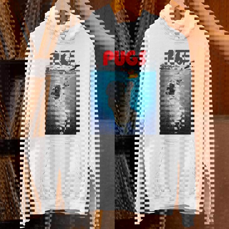 ニューヨーク港でゴム製のアヒルのおもちゃで遊ぶかわいいパグ犬 長袖tシャツ パーカー