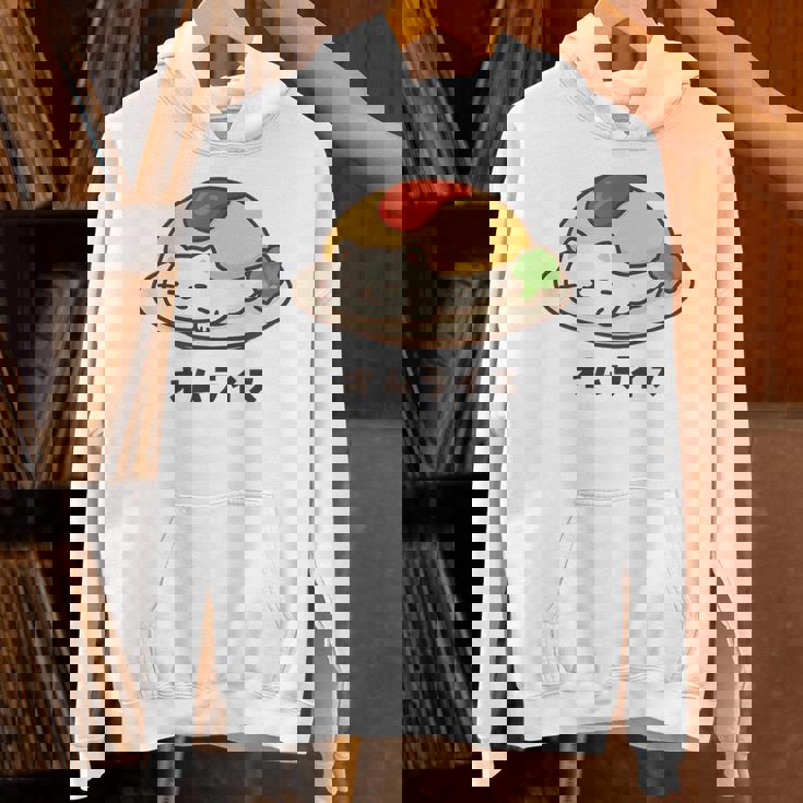 白猫×オムライスのゆるかわイラスト 猫好き・ごはん好き向け おもしろ ネタ系 癒しデザイン パーカー