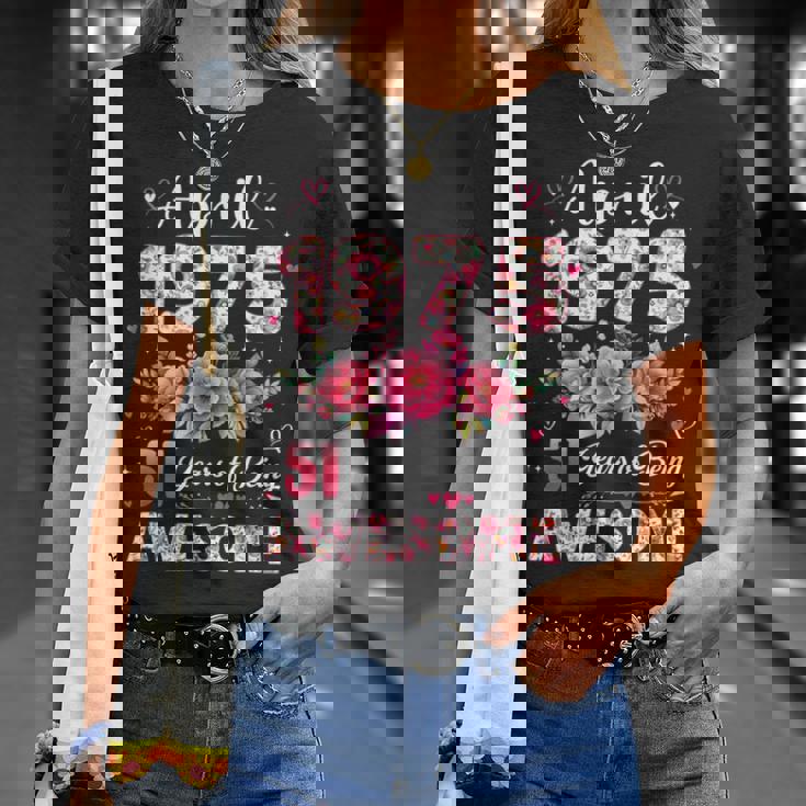 51歳 1975年4月 花柄 51歳 誕生日 男性 女性 Tシャツ 彼女への贈り物