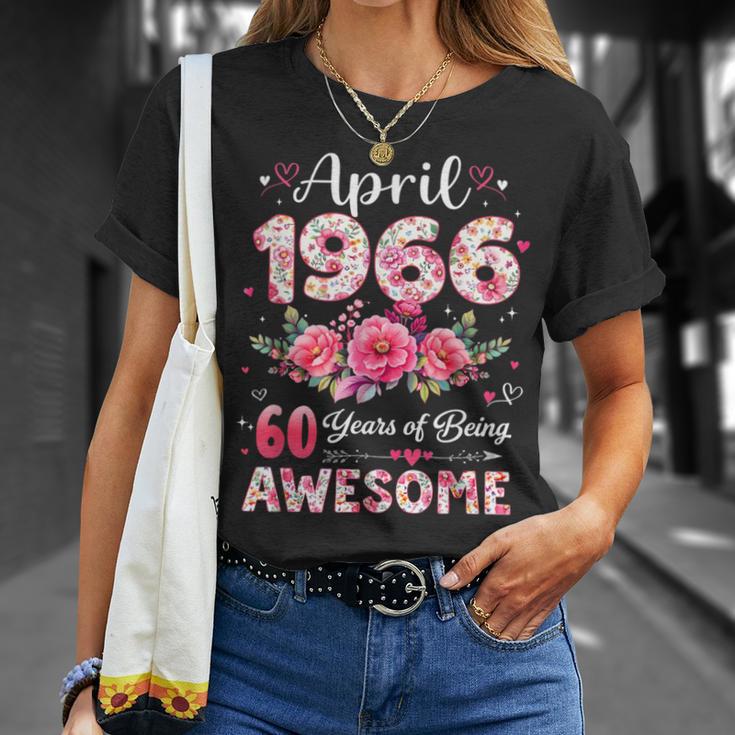 60 Años Abril 1966 Floral 60 Cumpleaños Hombres Es Camiseta unisex Regalos para ella