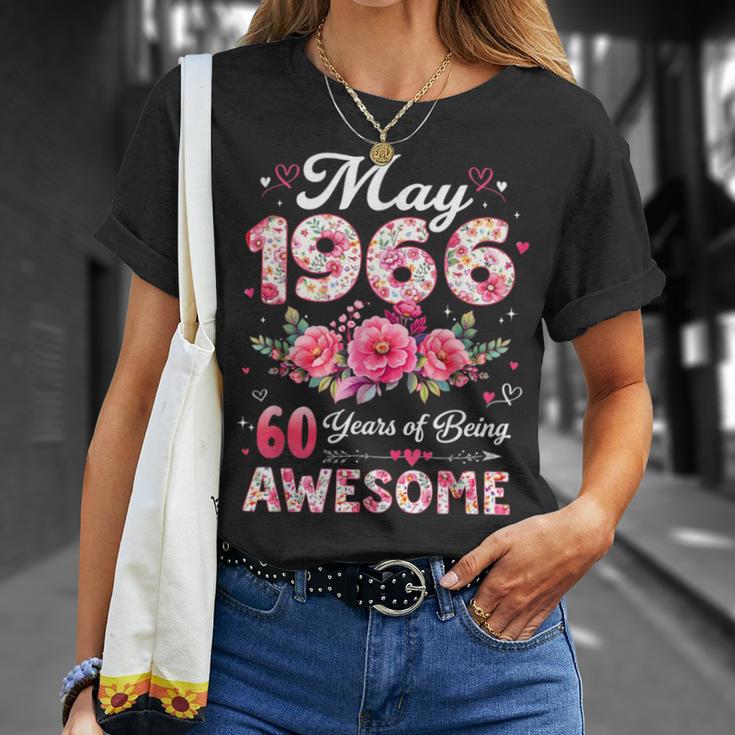 60歳 1966年5月 花柄 60歳 誕生日 男性 女性 Tシャツ 彼女への贈り物
