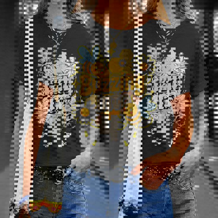 Buzzing Into 4 かわいい蜂 4歳の誕生日パーティーデザイン Tシャツ 彼女への贈り物