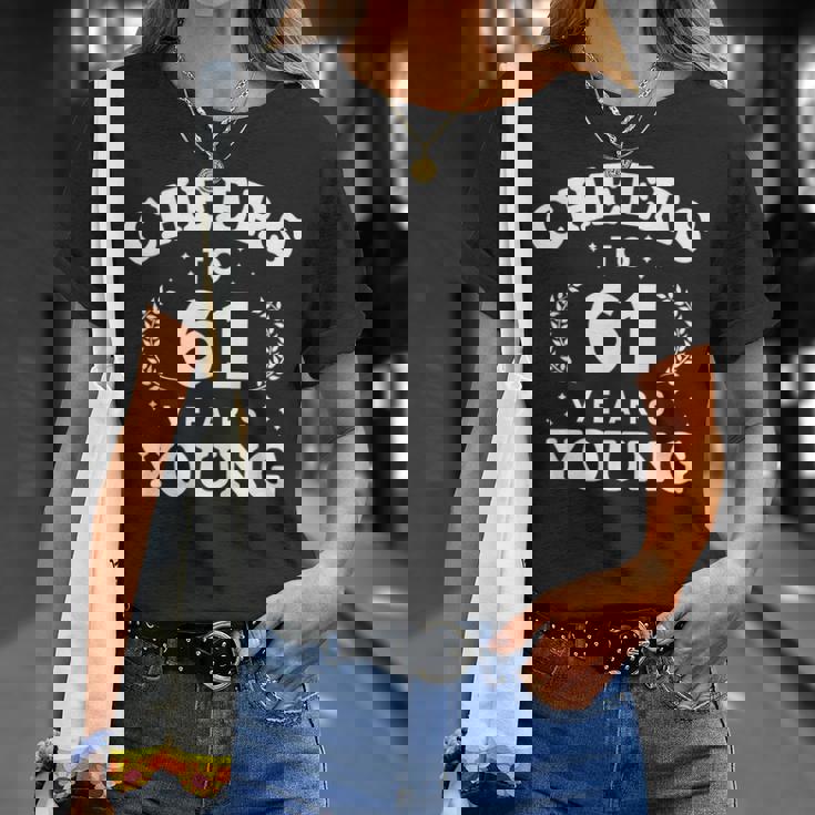 Cheers To 61歳 若い 61歳 61歳 誕生日 男性 女性 Tシャツ 彼女への贈り物