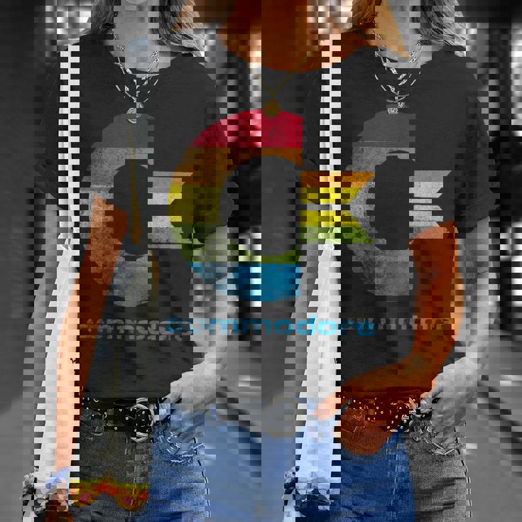 Commodore C64 大文字レインボーカラーストライプ効果 Tシャツ 彼女への贈り物