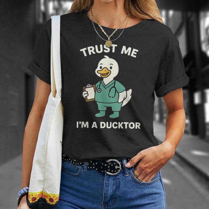 Trust Me I'm A Ducktor メディカルしゃれクワック ダックドクター Tシャツ 彼女への贈り物