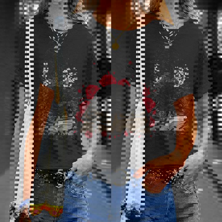 Gato Negro Durmiendo En Brujas Grimorio Con Rosas Espinas Camiseta unisex Regalos para ella