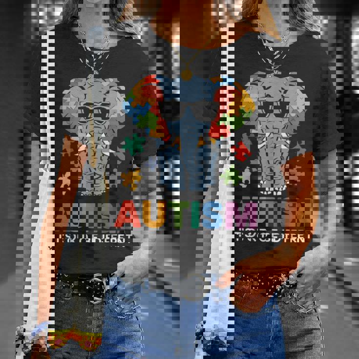 It's Ok To Be Different Awareness Elephant Tシャツ 彼女への贈り物