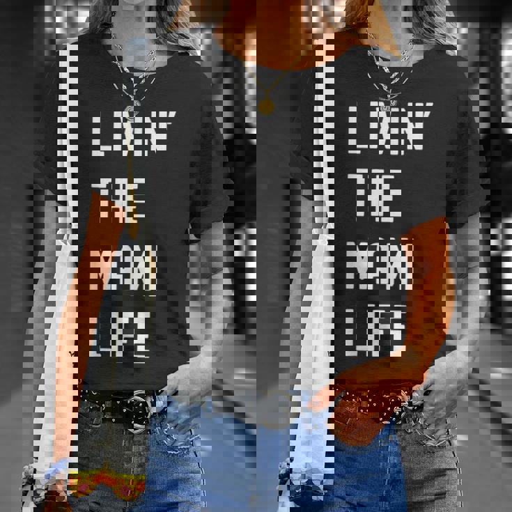 Mami の人生を生きている Mami Tシャツ 彼女への贈り物