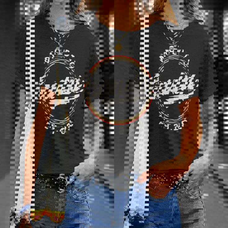 Promoted To Grandpa 2026 oon To Be Grandpa Est 2026 Tシャツ 彼女への贈り物