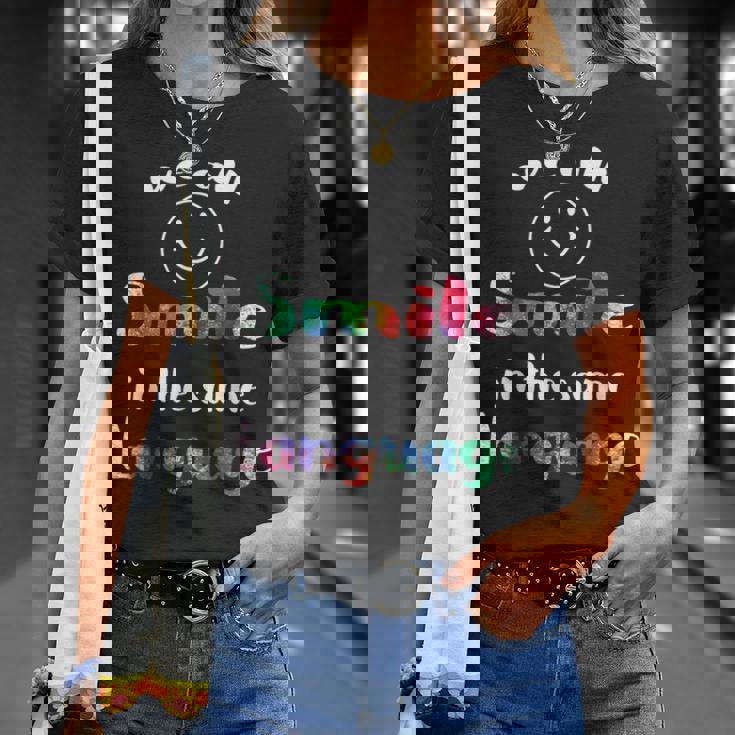 We Allmile In Theame Language かわいい 平等 スマイル Tシャツ 彼女への贈り物