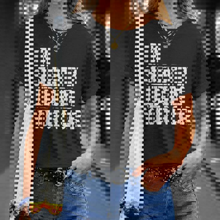 あなたの車を黙って判断してる面白いドライバーの名言 Tシャツ 彼女への贈り物