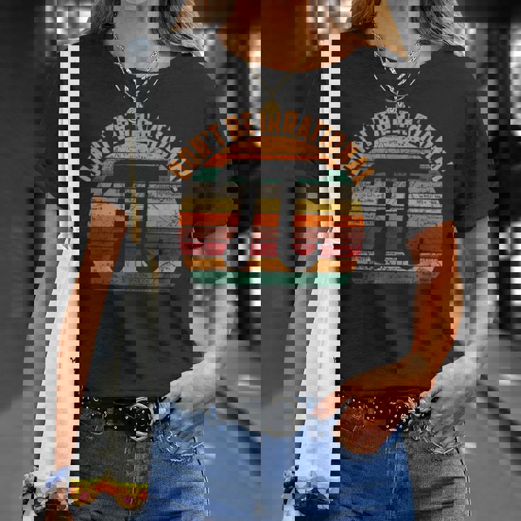 おかしな円周率デー 不合理になるな 円周率デーを祝おう 3月14日 Tシャツ 彼女への贈り物