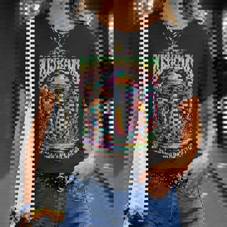 キノコはカラフルなサイケデリックな森の風景を呼んでいます。 Tシャツ 彼女への贈り物