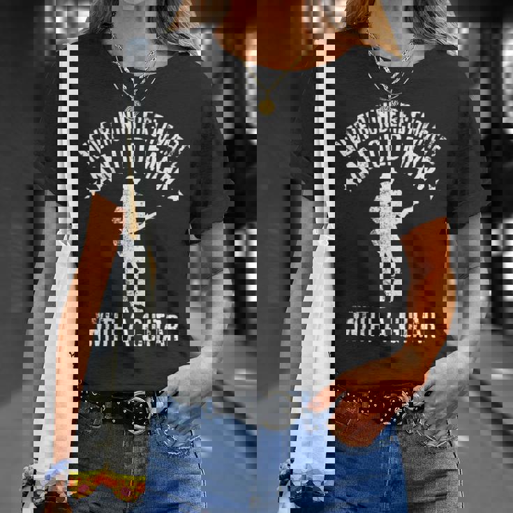 ギターで老人を過小評価しないでください面白い引用 長袖tシャツ Tシャツ 彼女への贈り物