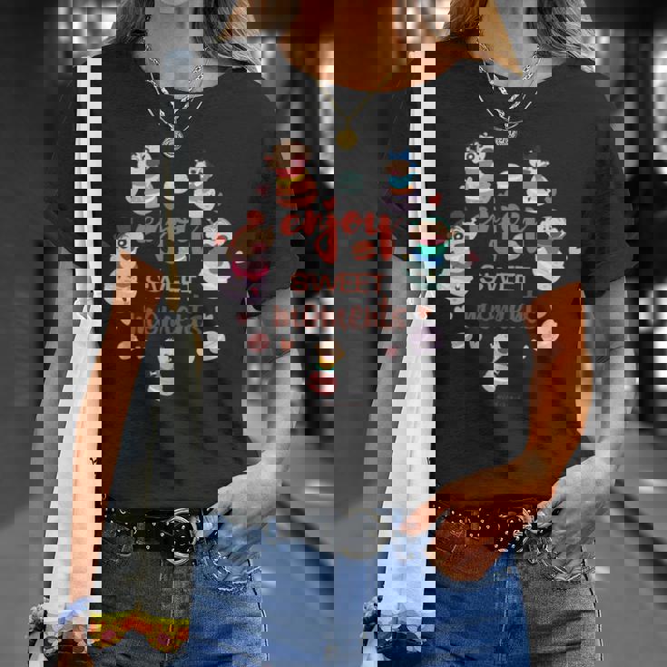 クレヨンしんちゃん かすかべ防衛隊とマカロンしんちゃんのティータイム 長袖tシャツ Tシャツ 彼女への贈り物