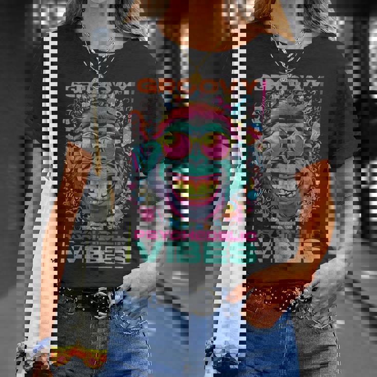 クールなエイプ。グルーヴィーなサイケデリックな雰囲気。 Tシャツ 彼女への贈り物