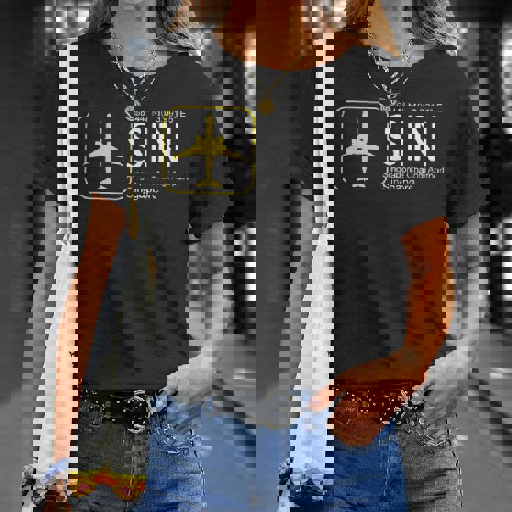 シンガポール・チャンギ国際空港航空フライトクルー。 Tシャツ 彼女への贈り物