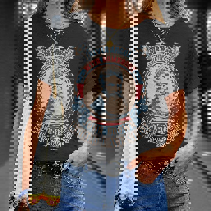 ジョン・ブラウンがヴィンテージを撃っただろう誰かと決して議論しないでください 長袖tシャツ Tシャツ 彼女への贈り物