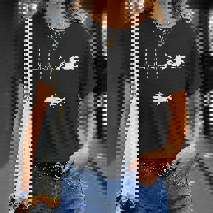 スキューバダイビングハートビート水中サメダイバー Tシャツ 彼女への贈り物