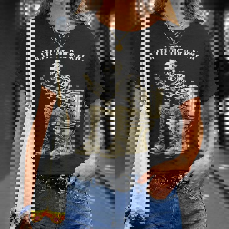 スマートフォン付きトイレのスケルトン ゴシックユーモア Tシャツ 彼女への贈り物