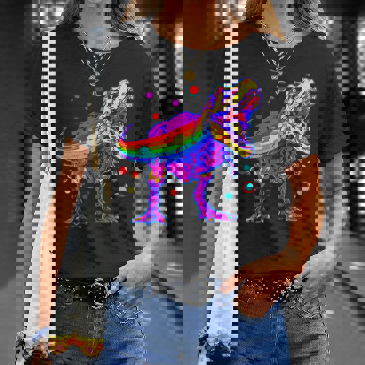 ティラノサウルス レックス 虹色 恐竜 恋人 デザイン Tシャツ 彼女への贈り物