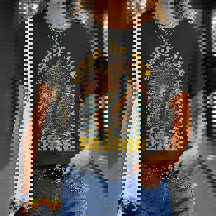 ドラゴンの年2024明けましておめでとうございます漢字 Tシャツ 彼女への贈り物