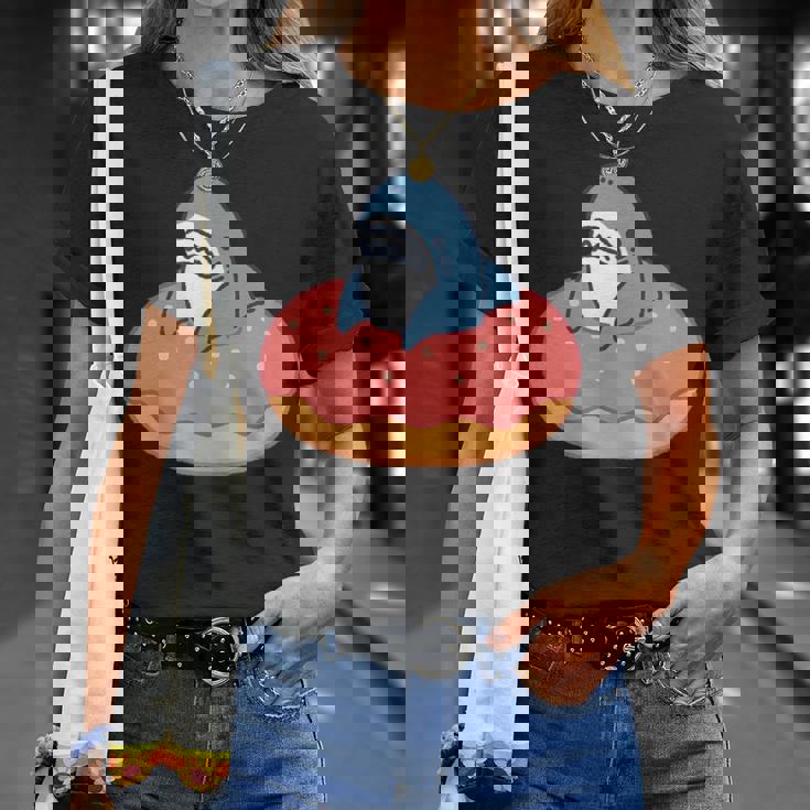 ドーナツに喰われるサメ さめ かわいい ゆるい イラスト シュール おもしろ 鮫 シャーク Tシャツ 彼女への贈り物