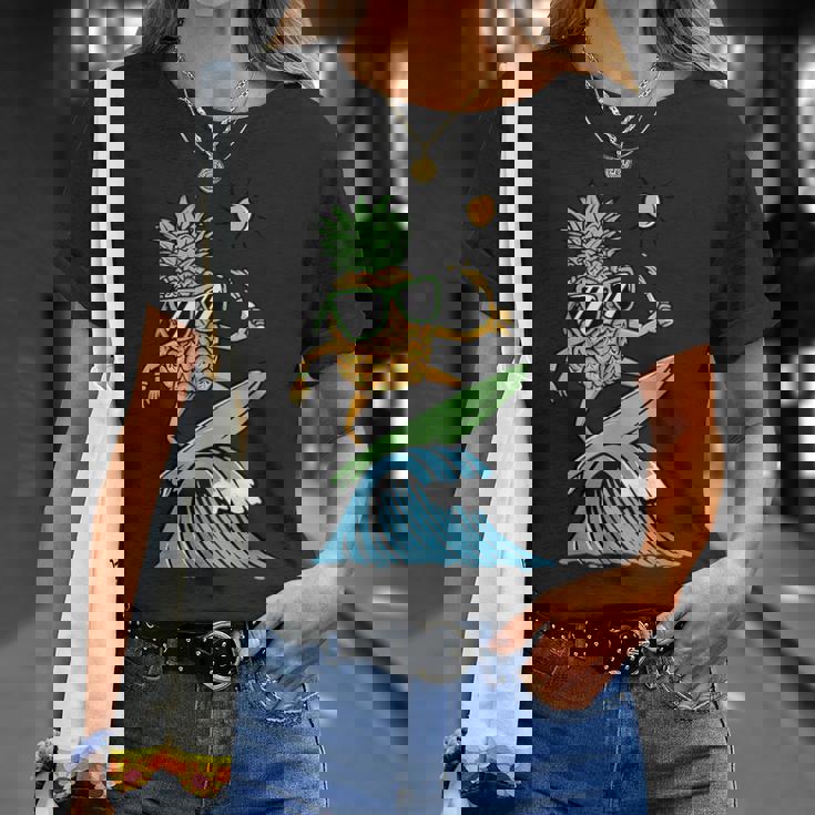 パイナップルはサーフィンのイラスト Tシャツ 彼女への贈り物