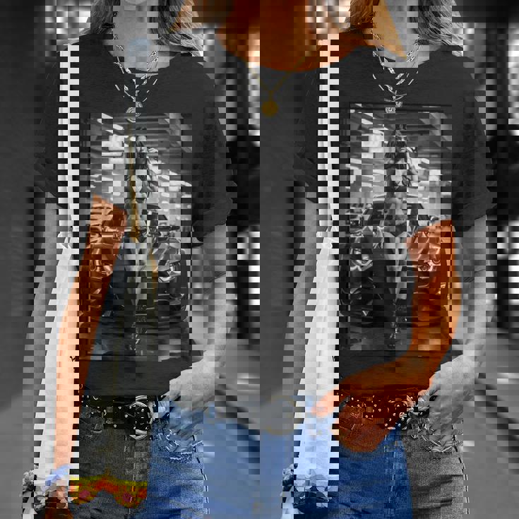 ピンナップガールtシャツ 男性用 巨乳ピンナップガール&カー B&W Tシャツ 彼女への贈り物