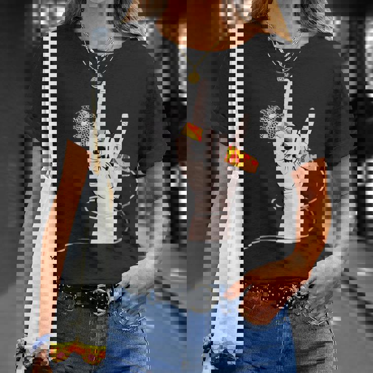 ボーカルマイクを持つロックシンガーの手 Tシャツ 彼女への贈り物