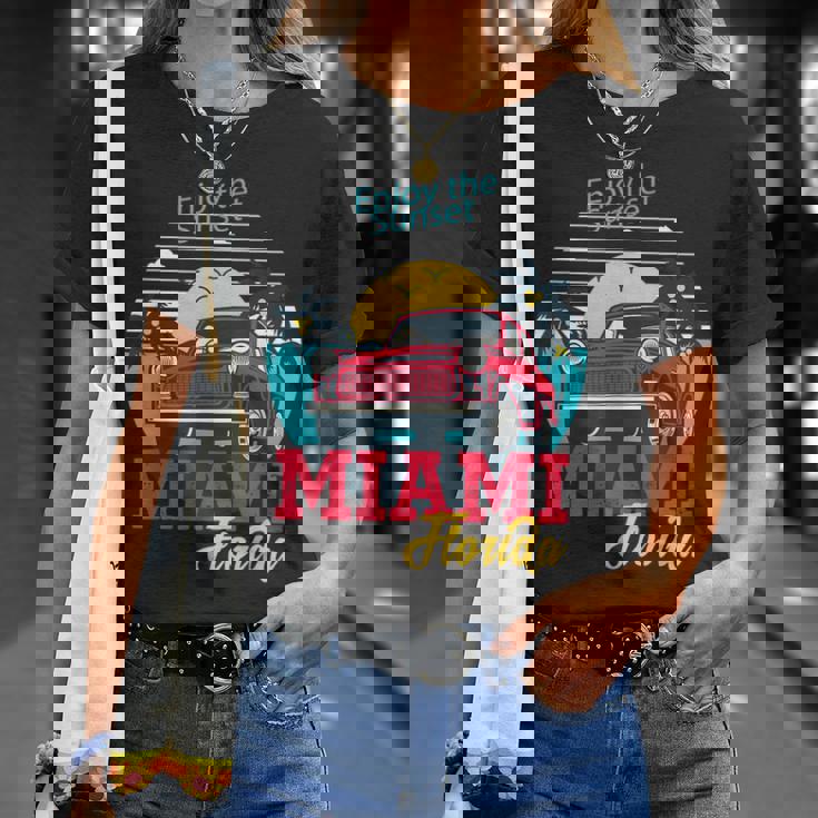 マイアミビーチtシャツ、マイアミ半袖グラフィックデザイン。 Tシャツ 彼女への贈り物