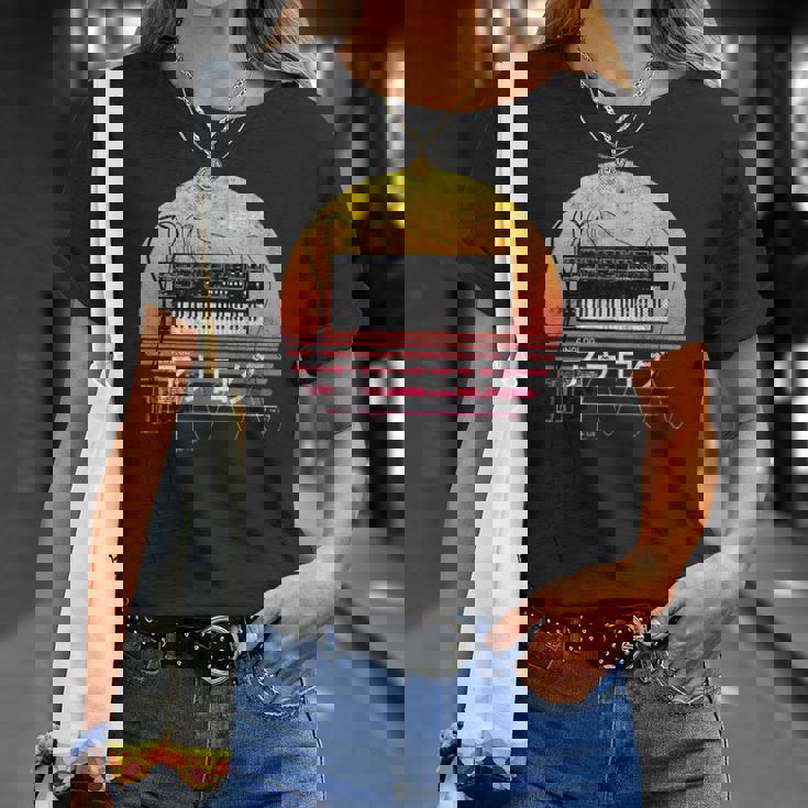 レトロ 80年代 日本風 シンスウェーブ アナログシンセサイザー Tシャツ 彼女への贈り物