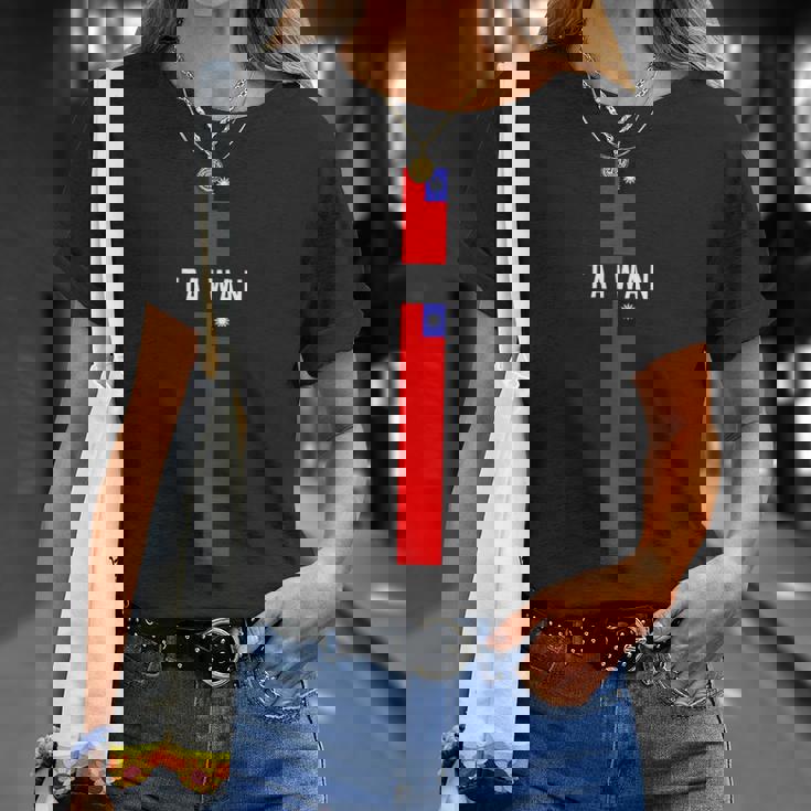 大文字で「Taiwan」の文字が入った縦型台湾国旗 Tシャツ 彼女への贈り物