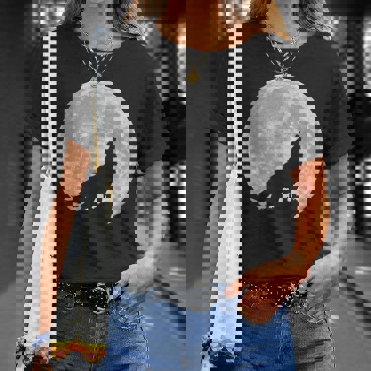 月に吠えるオオカミのシルエット。 Tシャツ 彼女への贈り物