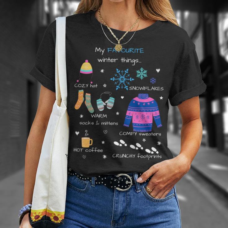 私のお気に入りの冬のものは、居心地の良い帽子、雪の結晶、ホットコーヒーです。 長袖tシャツ Tシャツ 彼女への贈り物