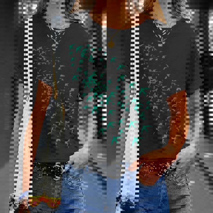 空と自然の鳥の群れ ツバメの空飛ぶ群れ Tシャツ 彼女への贈り物